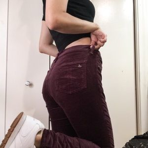 Velvety skinny jeans in burgundy!